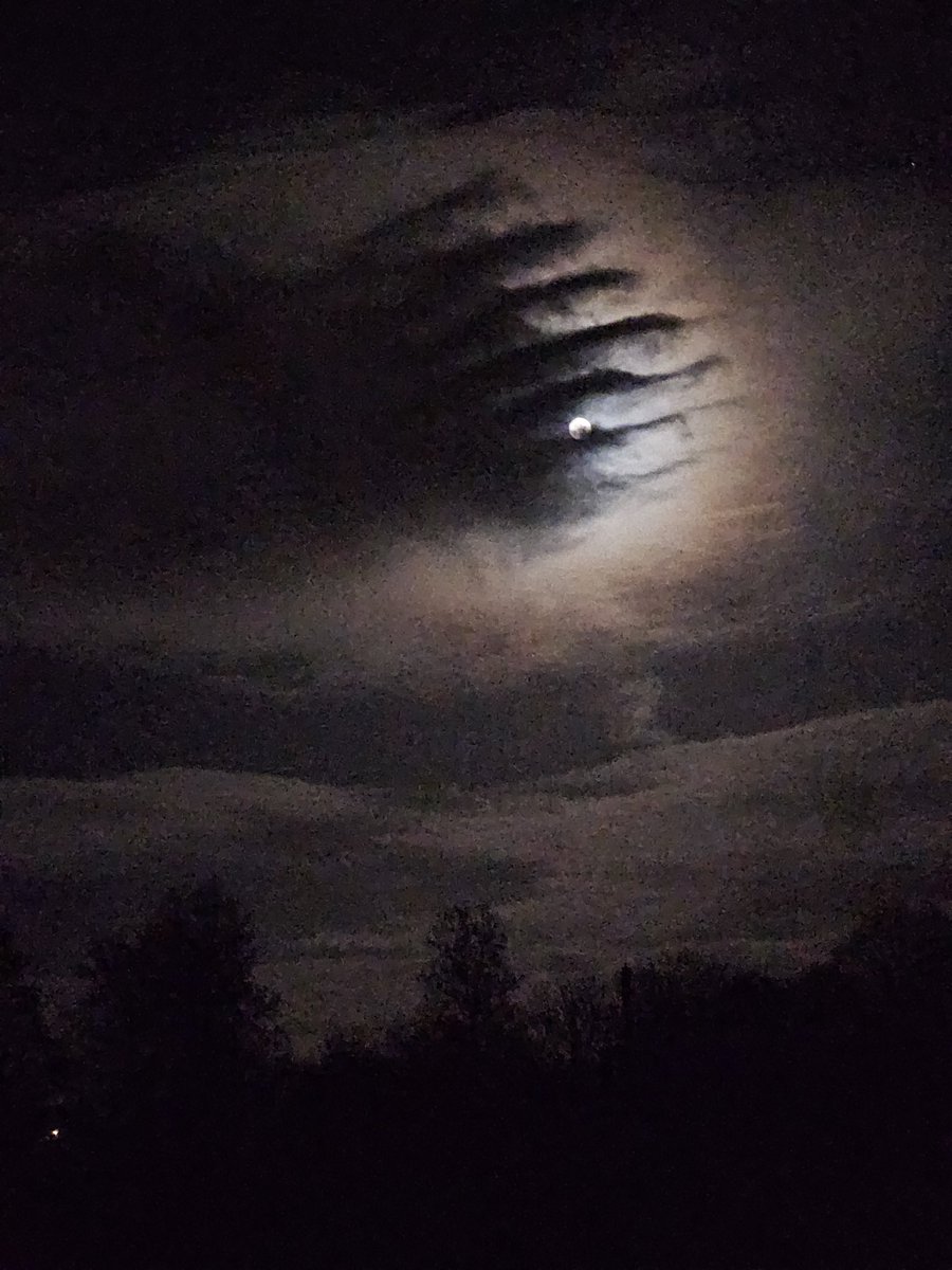 Spooky looking clouds tonight 😳🤩