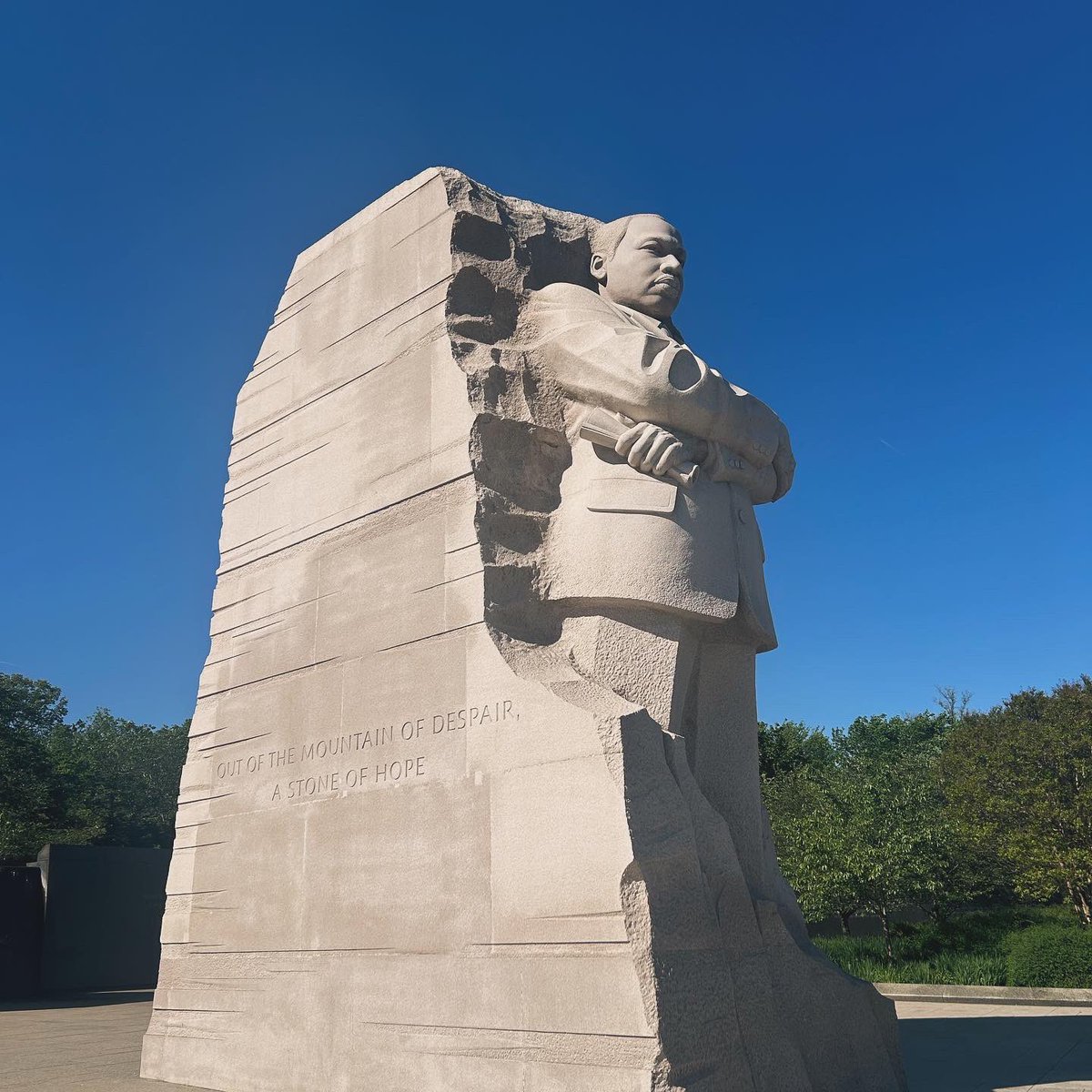 monica_faro's tweet photo. Pasear por los memoriales de #Washington es un viaje emocionante.
Un lugar lleno de historia, vidas, gritos, dolor… Pero también mucha #paz. Y entre cascadas y silencio, una se para a valorar muchas cosas.
🕊️🌿
#IHateWar https://t.co/HbaiNa52ri