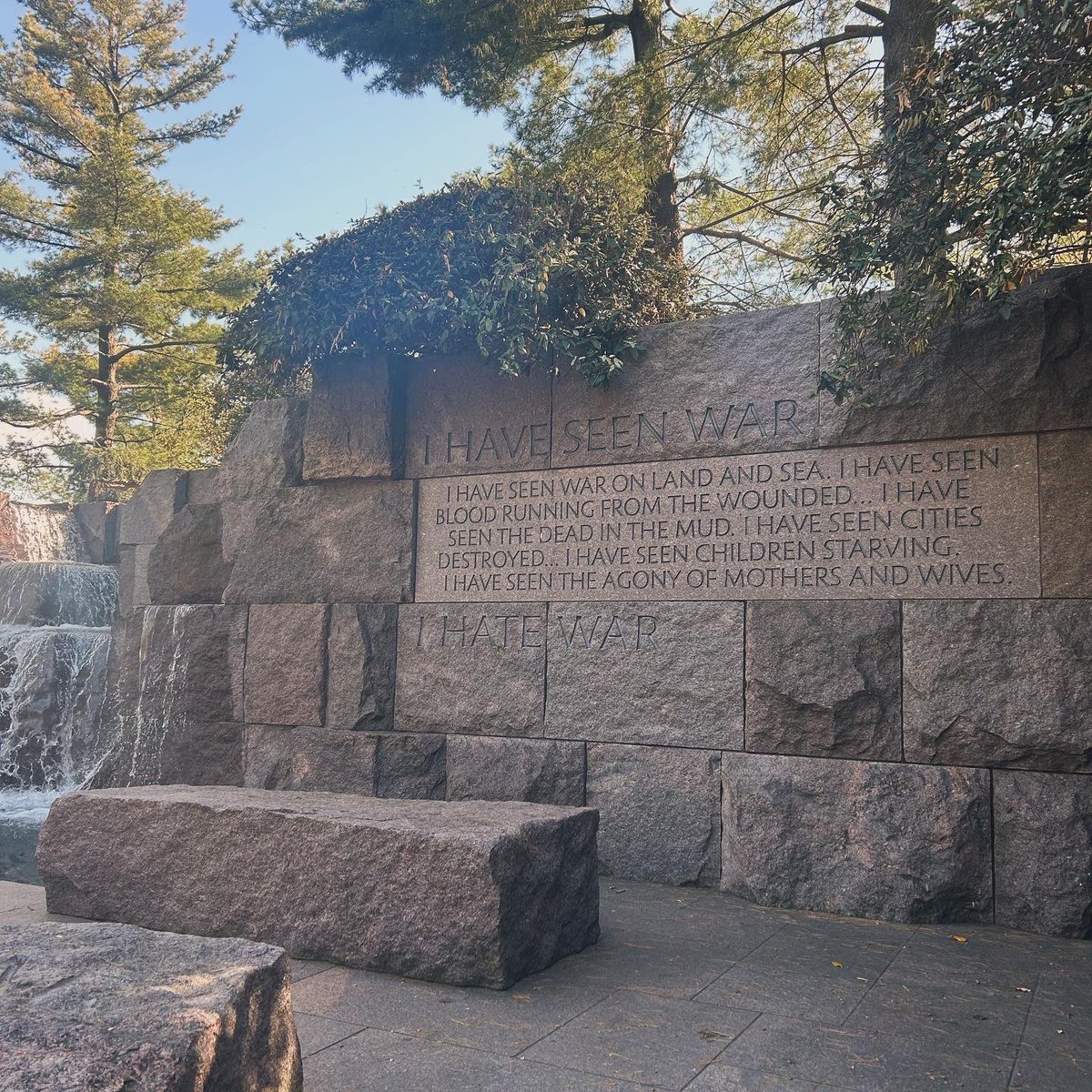 monica_faro's tweet photo. Pasear por los memoriales de #Washington es un viaje emocionante.
Un lugar lleno de historia, vidas, gritos, dolor… Pero también mucha #paz. Y entre cascadas y silencio, una se para a valorar muchas cosas.
🕊️🌿
#IHateWar https://t.co/HbaiNa52ri