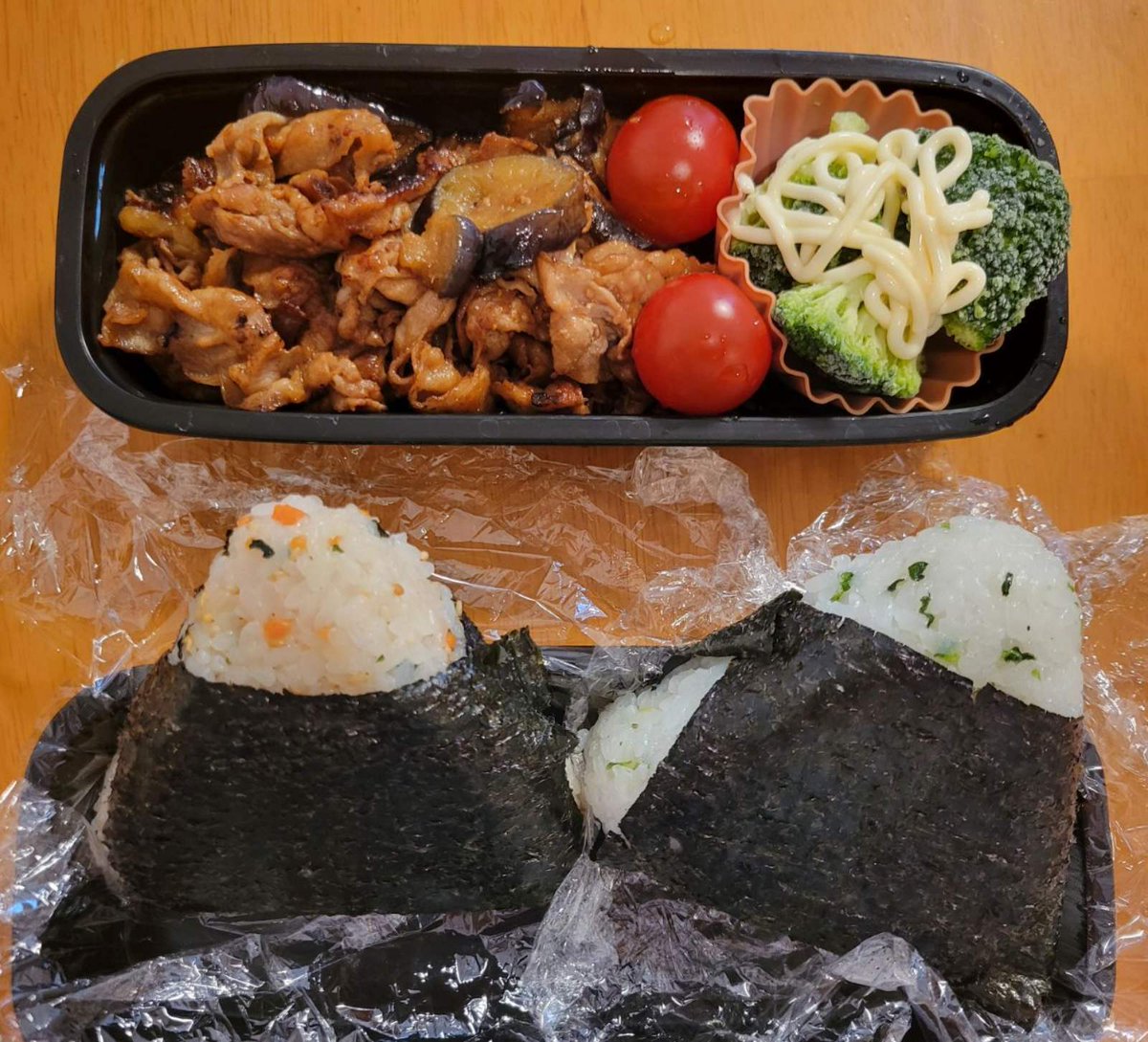 anokoto's tweet photo. 息子の弁当。ナス豚味噌炒め、冷凍ブロッコリーとおにぎり。おにぎりは鮭と「ひろし」！ https://t.co/tGomSsCqVj