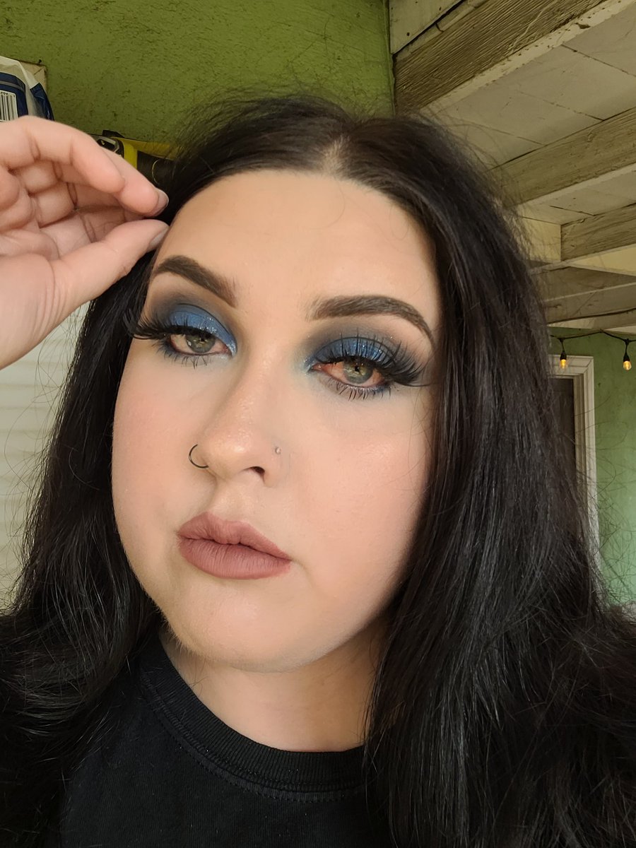 makeupbyyhannah's tweet photo. Finally a new makeup look! 
Brows- @ABHcosmetics 
Lips- @NYXCosmetics 
Eyes- #glamlite 
Lashes- #ioni 
Highlight- @smashboxuk
Bronzer- @TooFaced 
.
#makeup #beauty #smokeyeye https://t.co/Y7Kc9dMZ0V