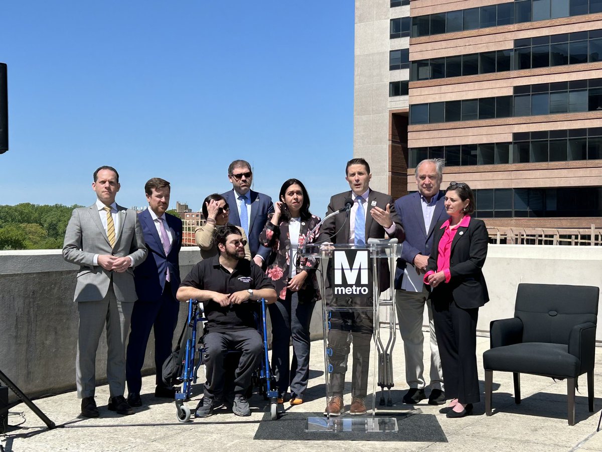 Unprecedented partnership to dedicate 7+miles of 🚌 lanes to deliver quality shuttles & regular bus service during @wmata’s shut down supporting @MDOTNews Purple Line project. Thx MDOT/state & @MoCoCouncilMD @MCDOTNow @DDOTDC for the leadership & prioritizing bus riders. #wmata