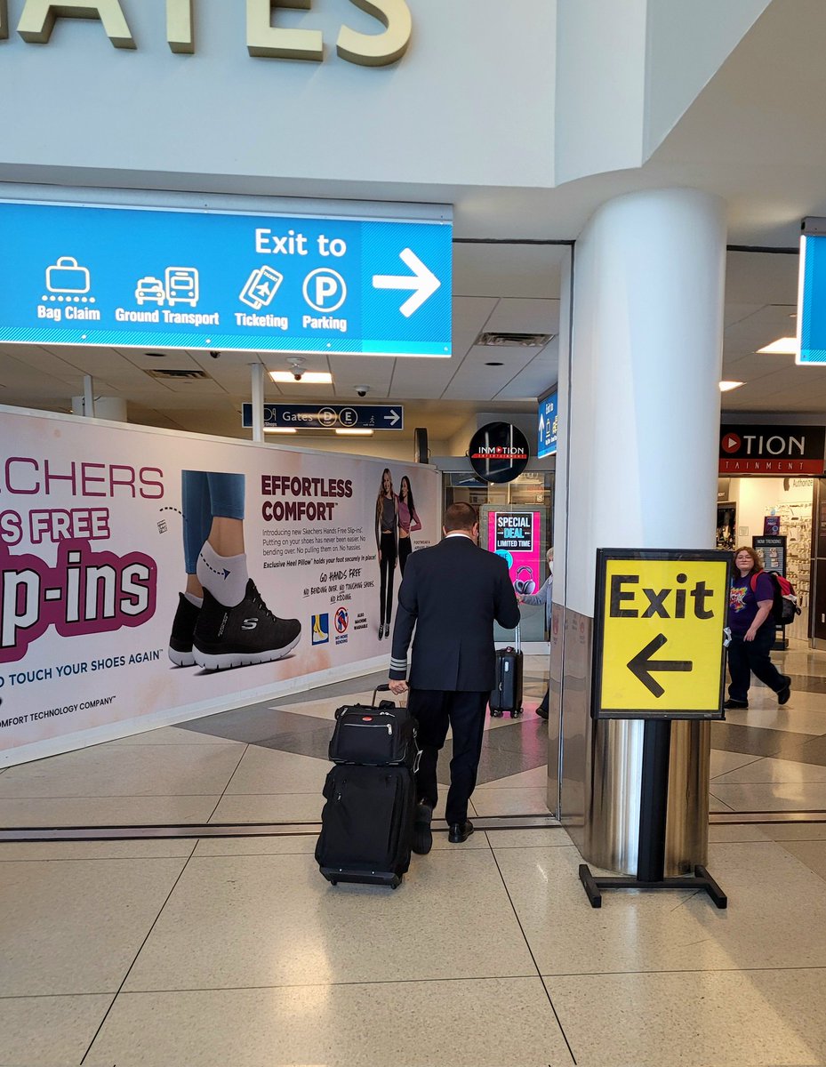 VinceSonson's tweet photo. Couldn't have said it any better myself.  #CLT airport crushing the customer experience. https://t.co/obATjNFVHJ