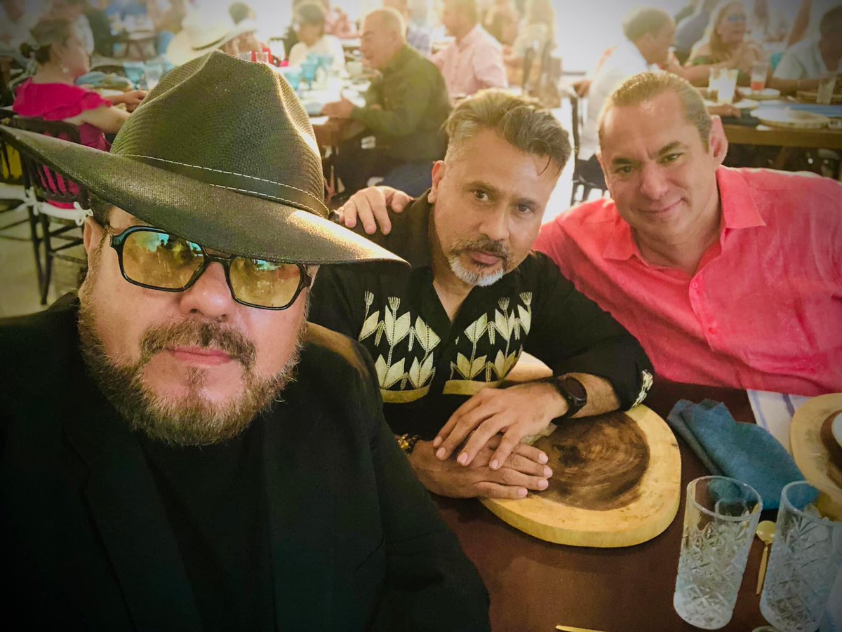 Siempre es bueno platicar con gente chingona, aquí con mi primito Gerry y con el hermanito Bielma…