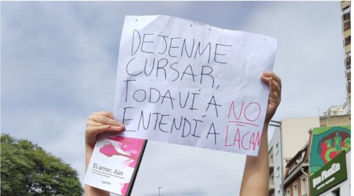 franalverja's tweet photo. Mi tía Carmen es una psicoanalista lacaniana bastante reconocida. Hoy alguien marchó con un libro suyo y este cartel. https://t.co/SLDkS3OJ5q