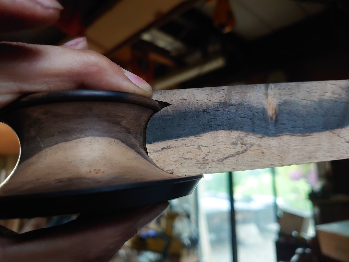 100portals's tweet image. 黒柿(◑)の中にイメージする杢目を探す作業は製作者の特権٩(๑❛ᴗ❛๑)۶

自分の趣味にお金が発生するのか有難い🙏🙏🙏

#木工職人
#基本となる椅子にしようか ?
#現代に必要なデザインを
