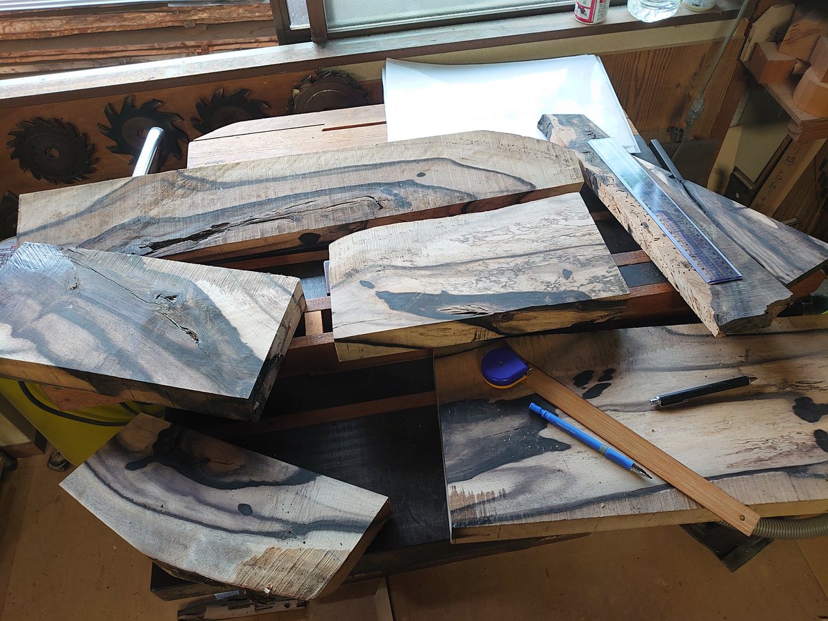 100portals's tweet image. 黒柿(◑)の中にイメージする杢目を探す作業は製作者の特権٩(๑❛ᴗ❛๑)۶

自分の趣味にお金が発生するのか有難い🙏🙏🙏

#木工職人
#基本となる椅子にしようか ?
#現代に必要なデザインを