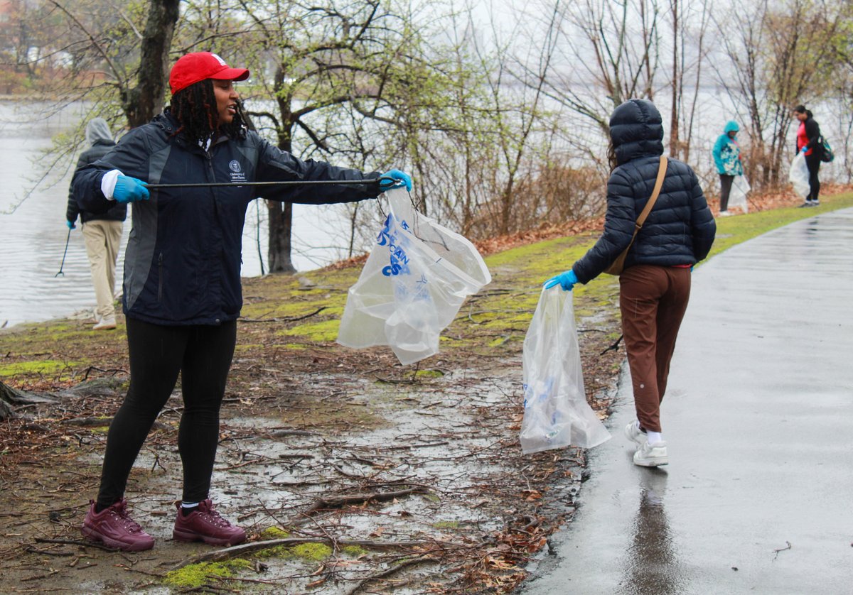 Boston University students volunteered in the 25th annual Earth Day Charles River Cleanup on Saturday to help clean campus' neighbor — the Esplanade.

dailyfreepress.com/2024/04/22/stu…