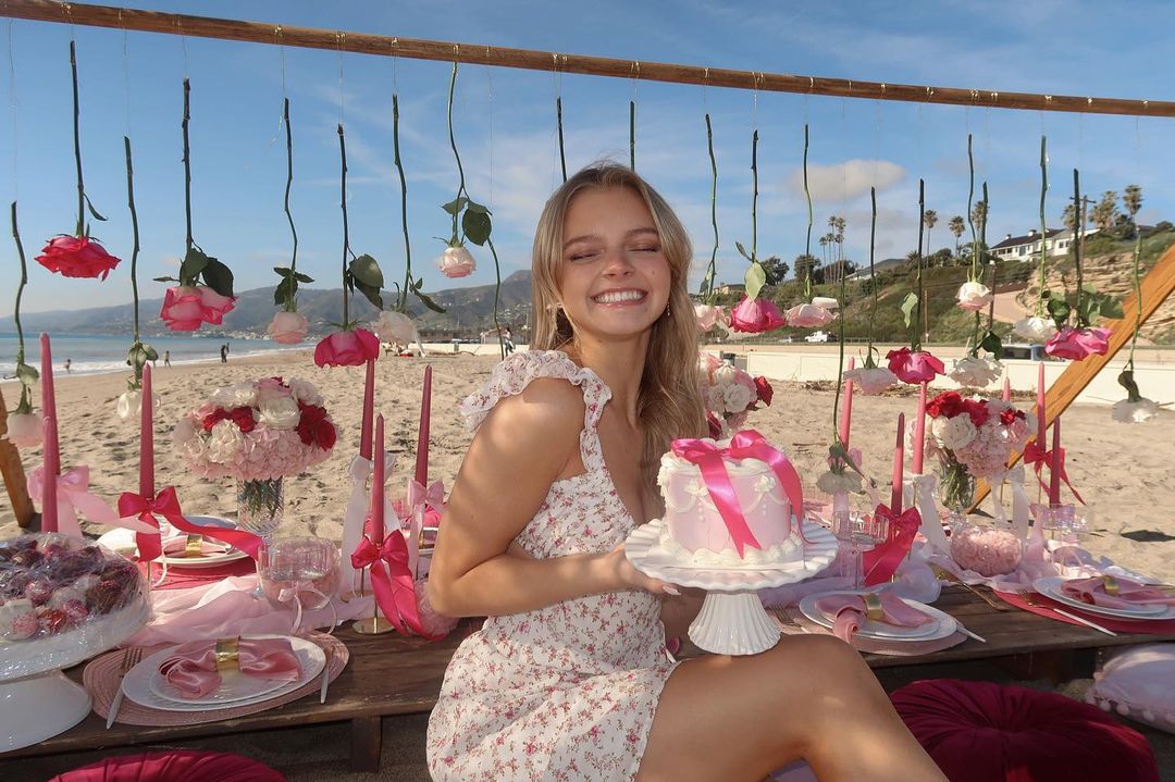 emilymitless's tweet photo. [THREAD] Emily's 18th Birthday Beach Picnic with her friends

Emily's best friend Pressley filmed a vlog for Valentines Day that also falls on Emily's birthday. The video is posted on YouTube: https://t.co/ZWPnoqYaUb

#EmilyKelavos https://t.co/1JqGmNL8g9