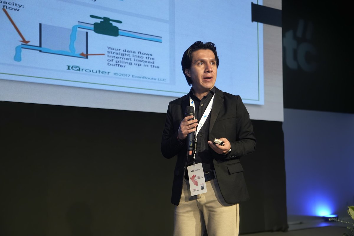 APTCPERU's tweet image. &quot;¡Continuamos con la segunda conferencia a cargo del ingeniero Gustavo Hoyos. En su charla sobre &apos;El Bufferbloat: un desafío en las redes&apos;

 #LaCumbreDelasTelecomunicaciones #Liderazgo #Innovación&quot;