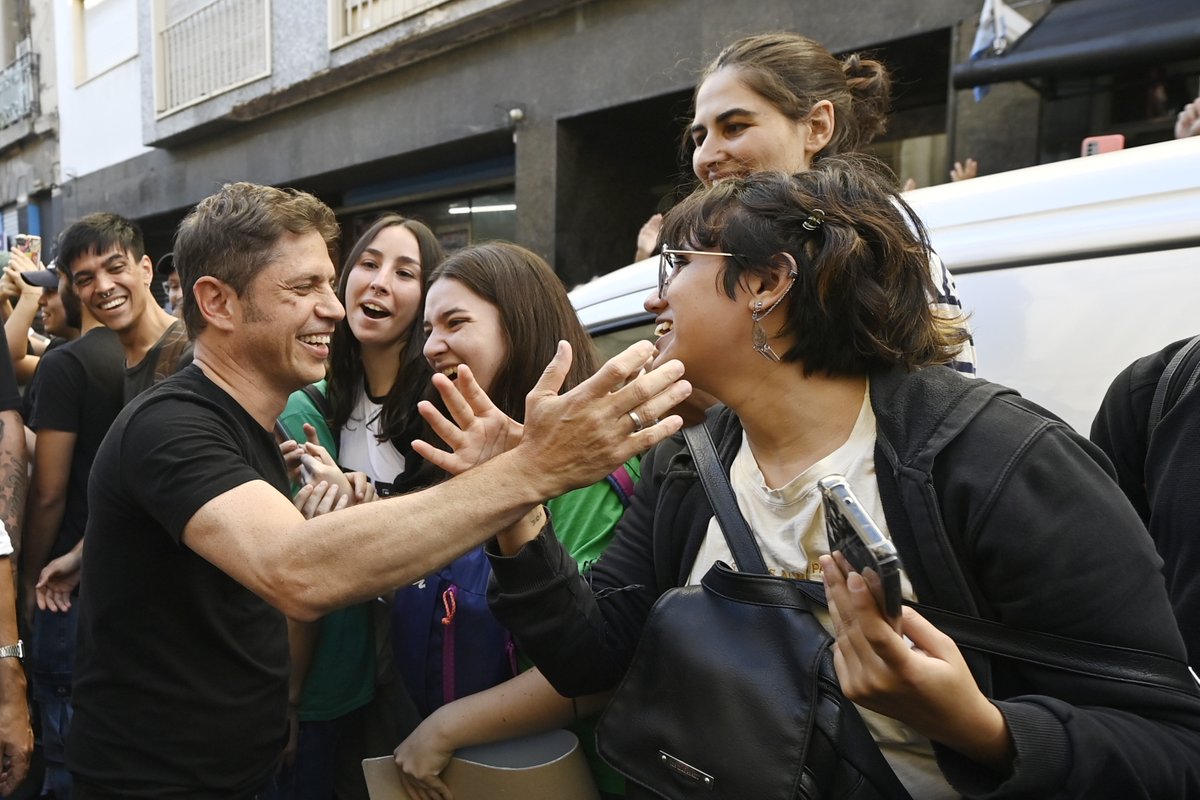 Kicillofok's tweet photo. Esta marcha es representativa de un pueblo entero que está dispuesto a defender la educación pública y gratuita. Es la lucha de las y los universitarios, pero refleja toda una cultura de nuestro país: estamos en defensa del instrumento que nos permitió soñar con un futuro mejor. https://t.co/VYEUY7PgxS