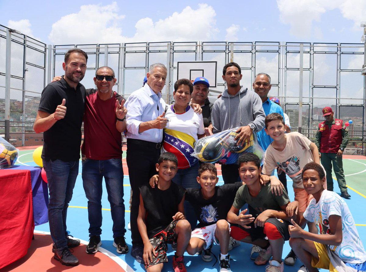 Reinauguramos la cancha de usos múltiples del Gimnasio El Dorado, en #Petare, espacios dignos que contribuyen con el desarrollo físico y mental de nuestros jóvenes. También, entregamos materiales e insumos deportivos, necesarios para fortalecer sus prácticas. #VenezuelaEsDDHH