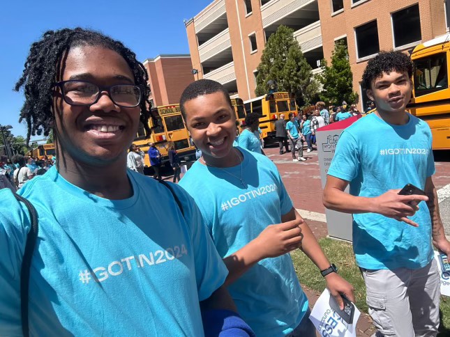 SufVAschools's tweet photo. Today, graduating SPS high school seniors attended College Commitment Day 2024! CCD is an annual event hosted by the Access College Foundation to celebrate high school seniors' college acceptances and commitment to higher education! #igotin2024 #SPSCreatesAchievers https://t.co/JEmyIyw9x8