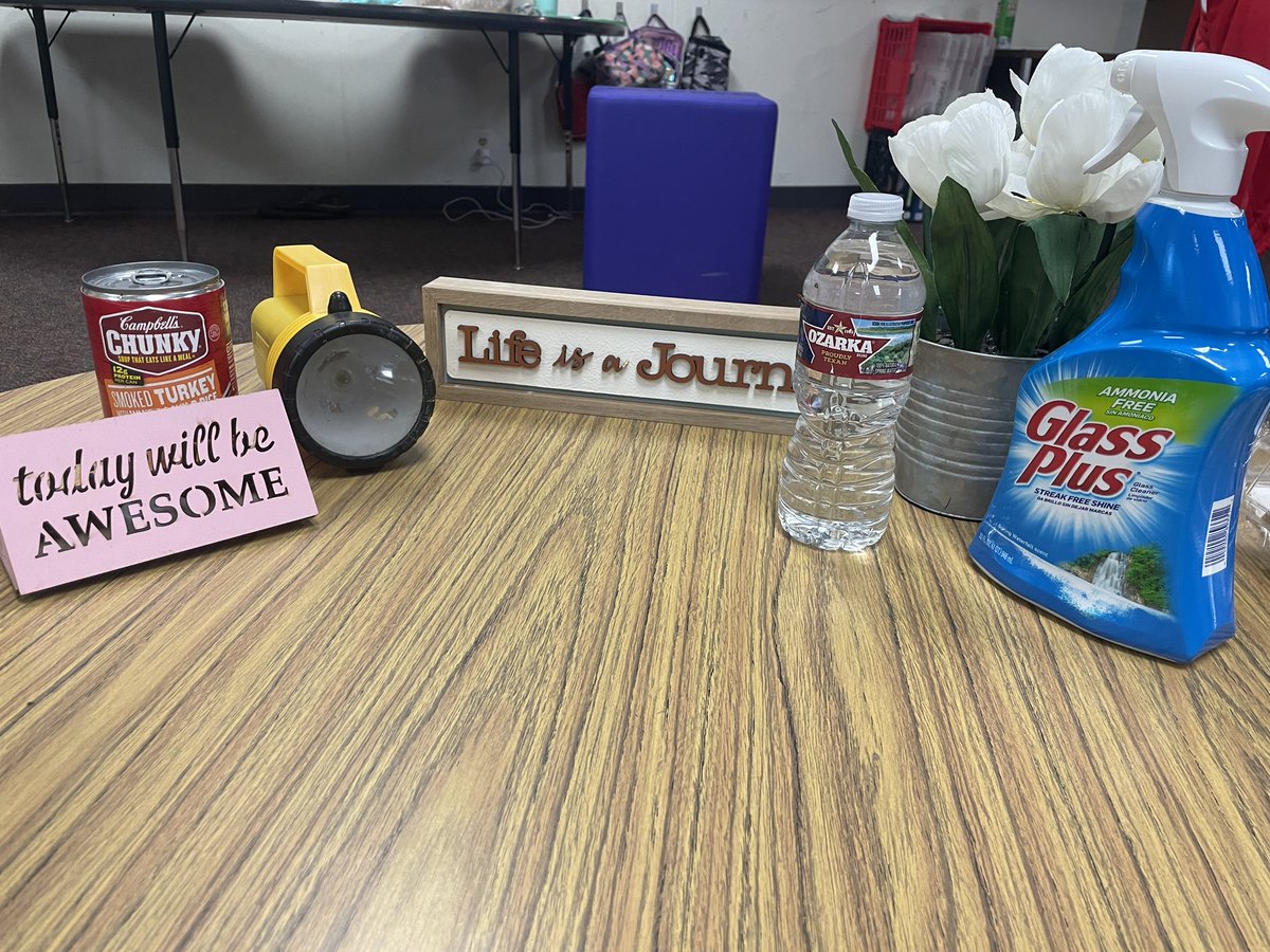 #HEY👋🏼 Two-riffic Tuesday when I had the pleasure of being a guest of Ms Dennis’ home room& switch classes’ #RestorativePractices Circle groups! @CharlesRDrewES @CrosbyISD 🎉🎉 One of the best Centerpieces I have ever seen! They each gave an affirmation to another 😊 #POG