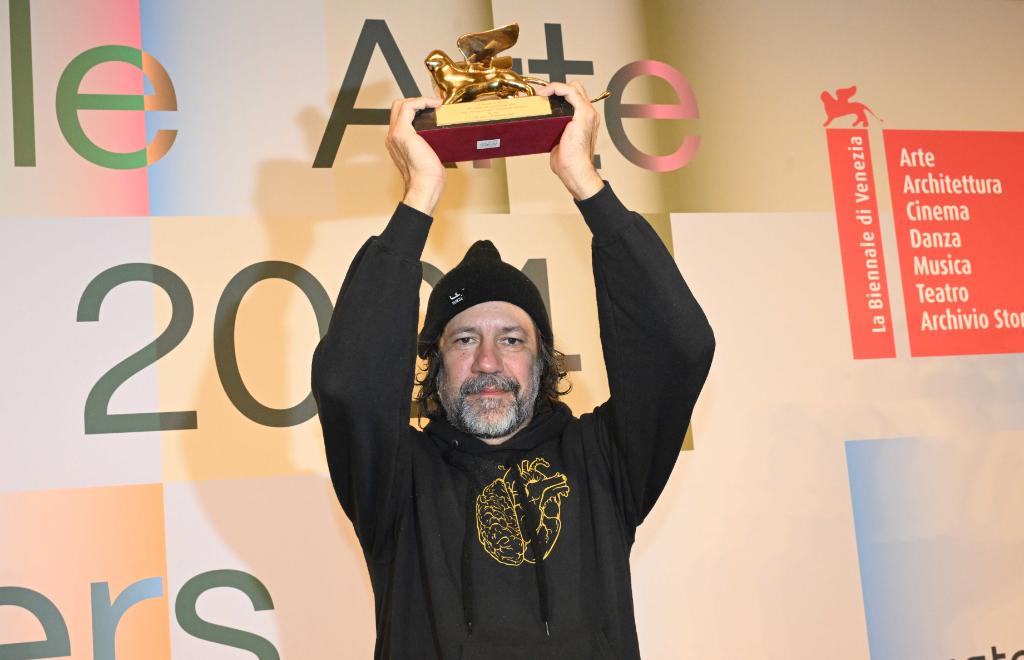 QUT's tweet photo. Congrats to #ArchieMoore, winner of #VeniceBiennale2024 Golden Lion for his powerful work mapping 65k yrs of Indigenous history. The #QUT alumni is the 1st Australian artist to win: https://t.co/EStYciGSSn @la_Biennale @QAGOMA 📷: Felix Hörhager/picture alliance via Getty Images https://t.co/Er3YRgBENm