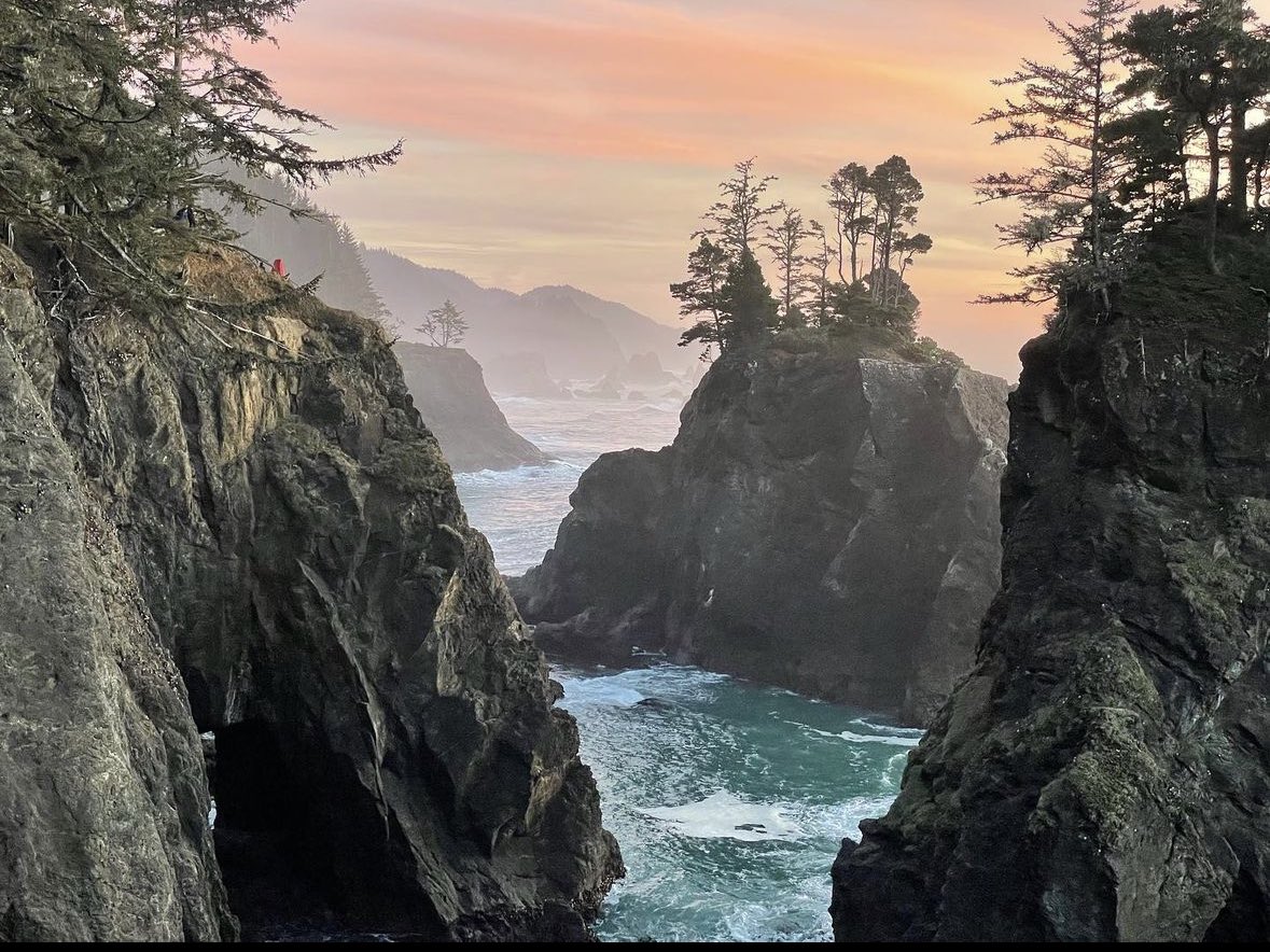 Natural Bridges feels like a painting come to life😍 Have you been to the Samuel H Boardman State Scenic Corridor? 

📷 mengda.ding IG

#thepeoplescoast