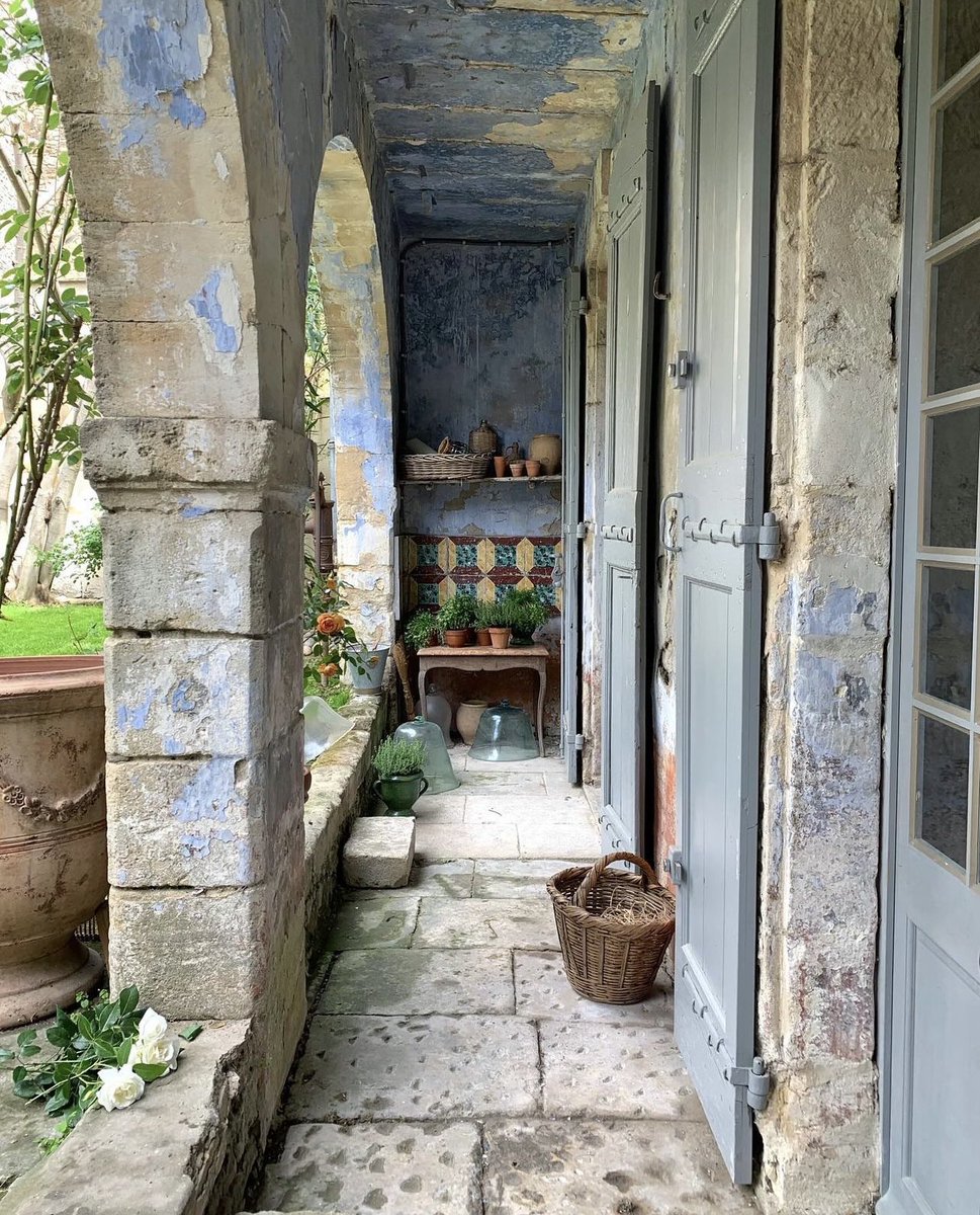 Under the arches with it's original blue lime painting and 18thC stone pavement⚜️