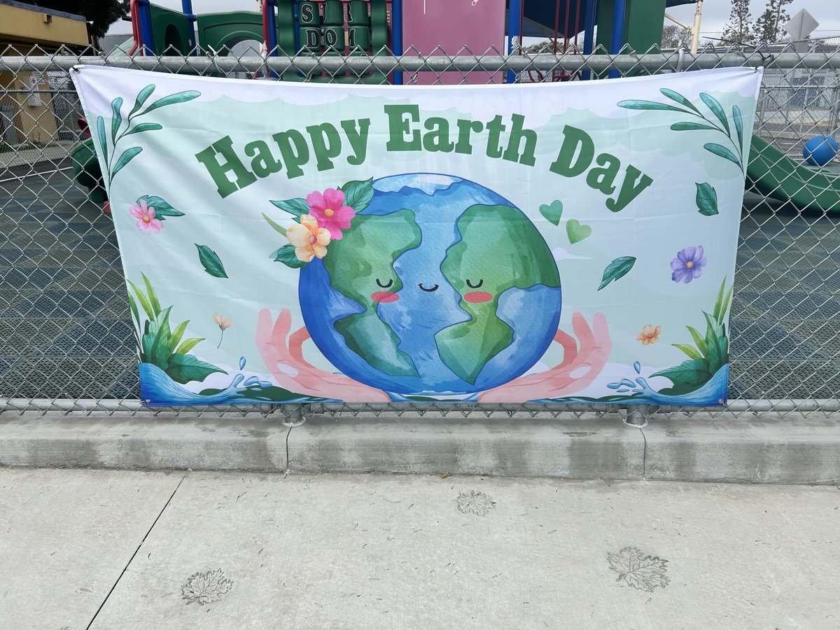 4Transitional's tweet photo. Earth Day at Marina EEC was a success!
Parents planted in the garden, read books about Earth to our students and cleaned the campus. Special appearances by the Earth, the Sun and the Protector of Earth! Join us next year for our annual Earth day celebration. https://t.co/tSfI4Po5ST