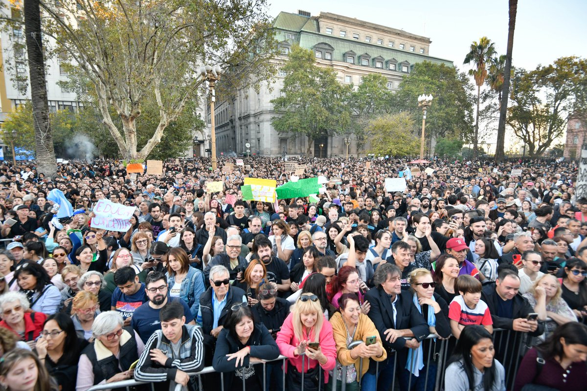 Esta marcha es representativa de un pueblo entero que está dispuesto a defender la educación pública y gratuita. Es la lucha de las y los universitarios, pero refleja toda una cultura de nuestro país: estamos en defensa del instrumento que nos permitió soñar con un futuro mejor.