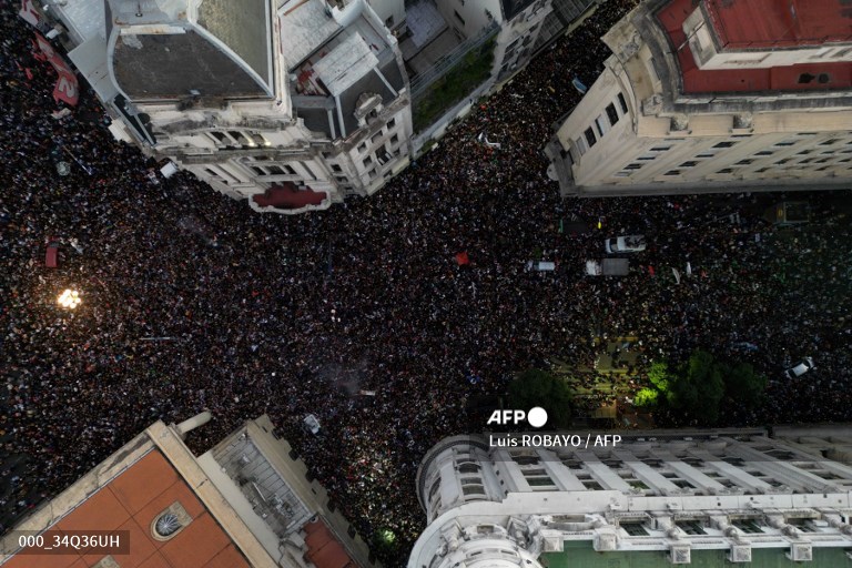 [AMPLÍA] Entre 100.000 personas según la Policía y medio millón según la Universidad de Buenos Aires (UBA) marcharon en la capital argentina y decenas de miles lo hicieron en ciudades del interior, con manifestaciones en defensa de la educación universitaria pública y gratuita