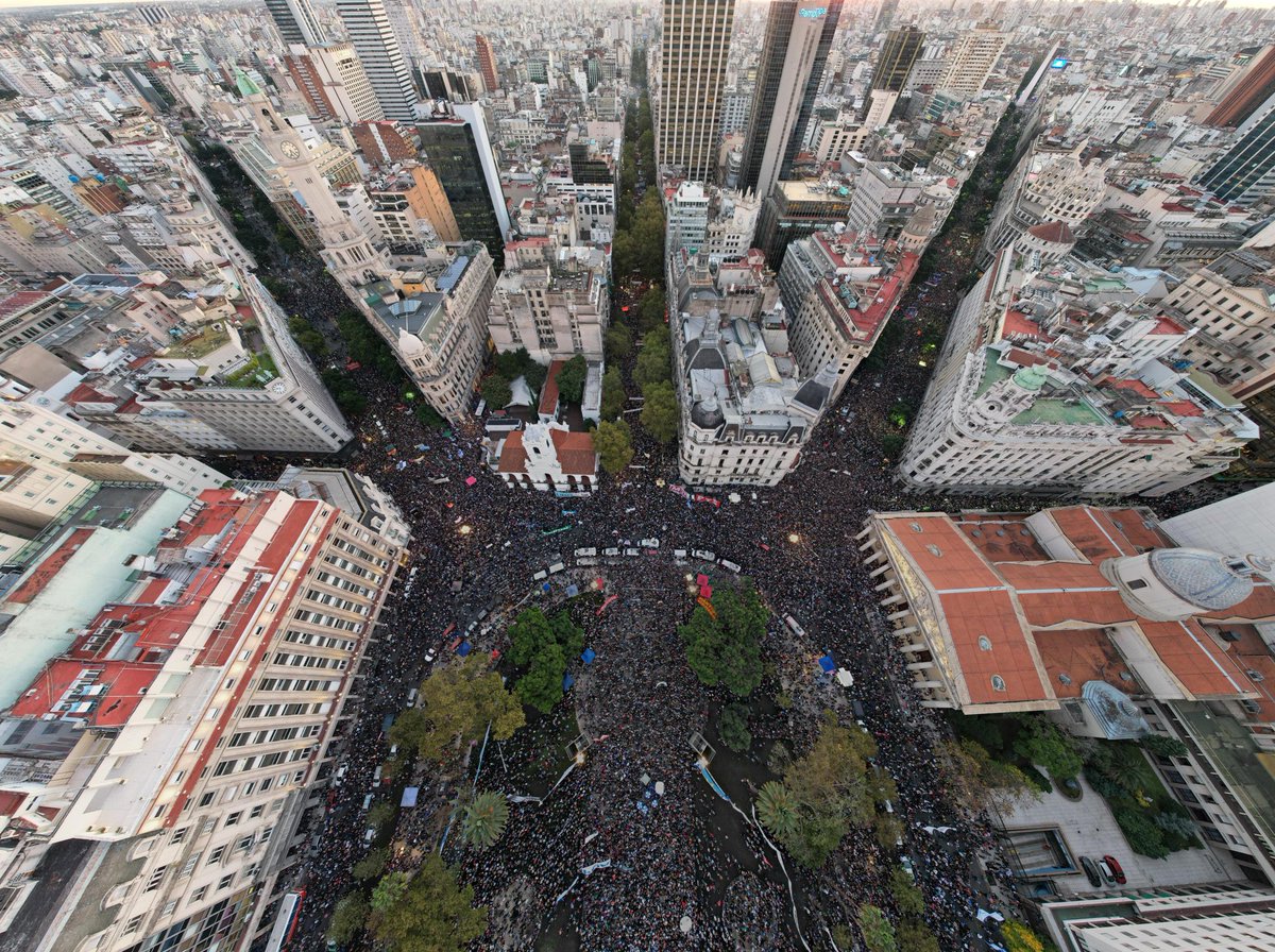 La superioridad estética del pueblo argentino defendiendo en las calles la educación pública #EducacionPublicaSiempre #DefendamosLaUBA