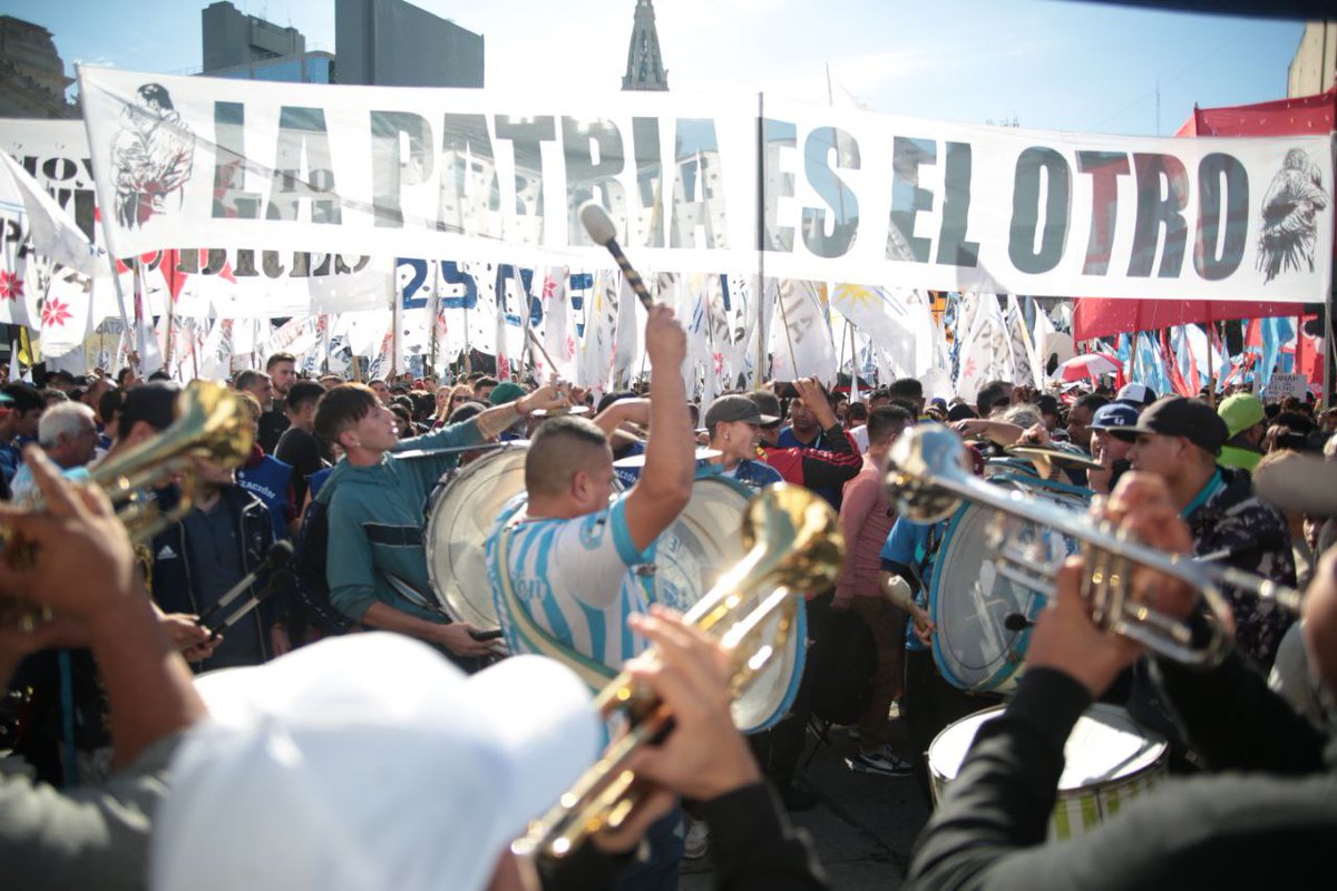 MARCHA FEDERAL UNIVERSITARIA 🇦🇷☀️✌🏽 Masiva demostración del pueblo argentino en defensa de la educación pública 🇦🇷 LA PATRIA NO SE VENDE. #feTraES #LaPatriaEsElOtro #MarchaFederalUniversitaria #EducacionPublica #UniversidadPublicaSiempre