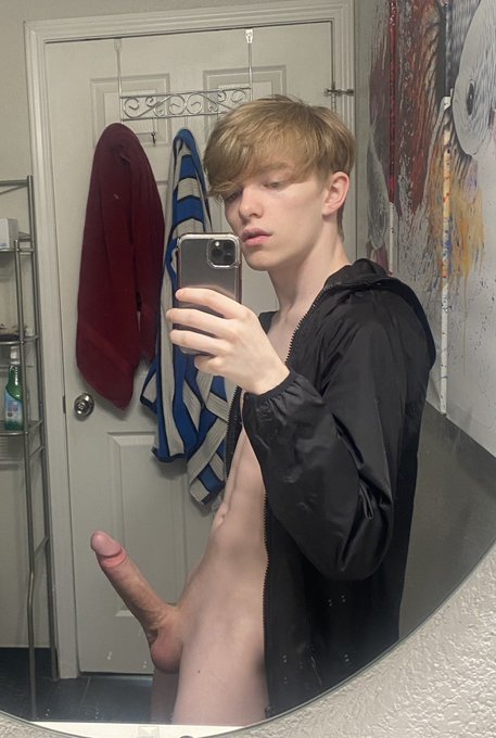 Blonde boy vibes 🍆 https://t.co/1xG3LIIcp4