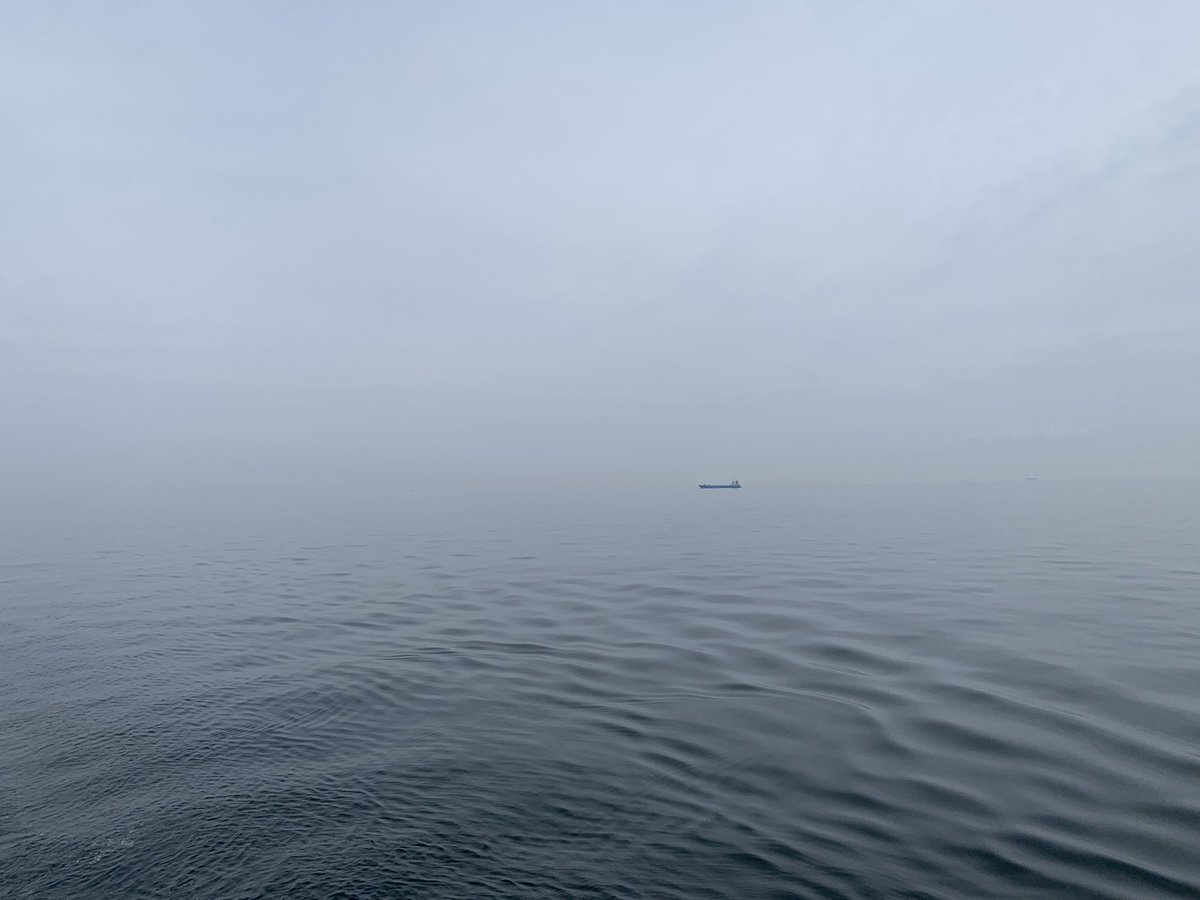 航海していると、晴れの日もあれば雨の日もあり、霧に覆われて視界が閉ざされる時もある。それはきっと人生も同じ。良い日もあれば悪い日もあり、この先どうなるのか不安になる日もある。しかし、前に進まなければ、いつまでも霧の中にいるばかりで、目的地にたどり着くことはできない。