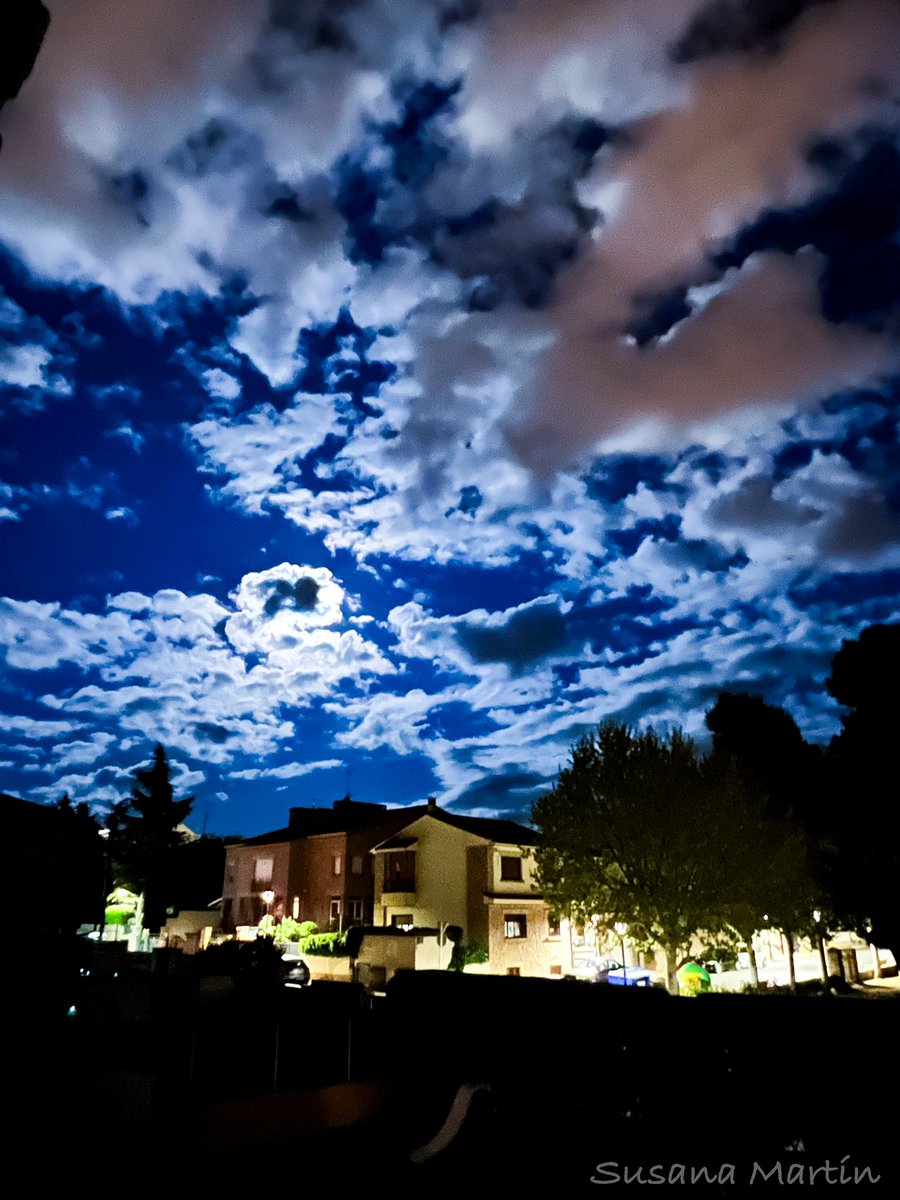 La luna caprichosa se escondió tras las nubes.. 🌝#Ávila #LunaLlena #lunarosa @GrupoCPHE @CyLEsVida