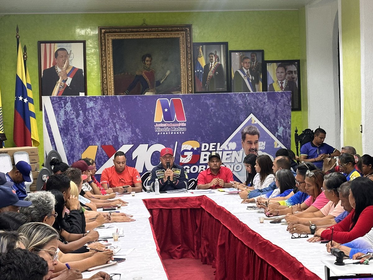comandosergioh's tweet photo. Gracias a nuestro presidente @NicolasMaduro a través de la herramienta del 1x10 del buen gobierno, seguimos dando respuesta oportuna al pueblo, porque en revolución se fortalecen los espacios para el
Buen Vivir #VenezuelaEsDDHH https://t.co/rxYn0Abg5A