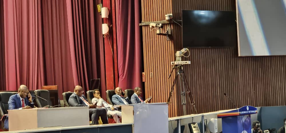 Démocratie #RDC: Les élections primaires pour choisir le candidat Président de l'Assemblée Nationale ont eu lieu devant tous les sociétaires de la famille politique du PR S.E @fatshi13 . Candidats selon l'ordre alphabétique : 1.BAHATI LUKWEBO, 2. KAMERHE VITAL, 3. MBOSO…
