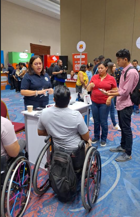 Hace unos días #LaEmbajada participó en la Feria de Empleo para personas con Discapacidad de @TrabajosSV. En este evento, el equipo de reclutamiento ofreció tres plazas vacantes y dos pasantías y se habló sobre las facilidades que se ofrecen a los empleados. Además se compartió