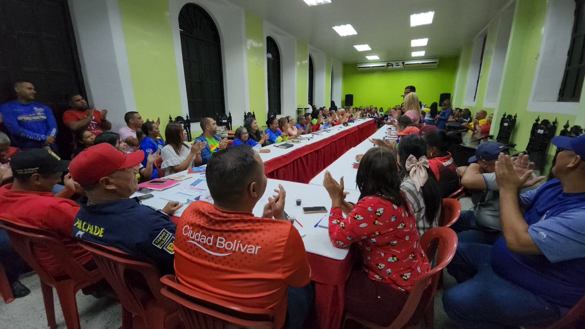 comandosergioh's tweet photo. Ahora sostengo una reunión ampliada con nuestros directores integrales, concejales, JPSUV, equipo de las comunas y enlaces políticos parroquiales para seguir fortaleciendo los espacios de nuestra revolución a través del 1x10 del buen gobierno @NicolasMaduro #VenezuelaEsDDHH https://t.co/p9hUa9ha7u