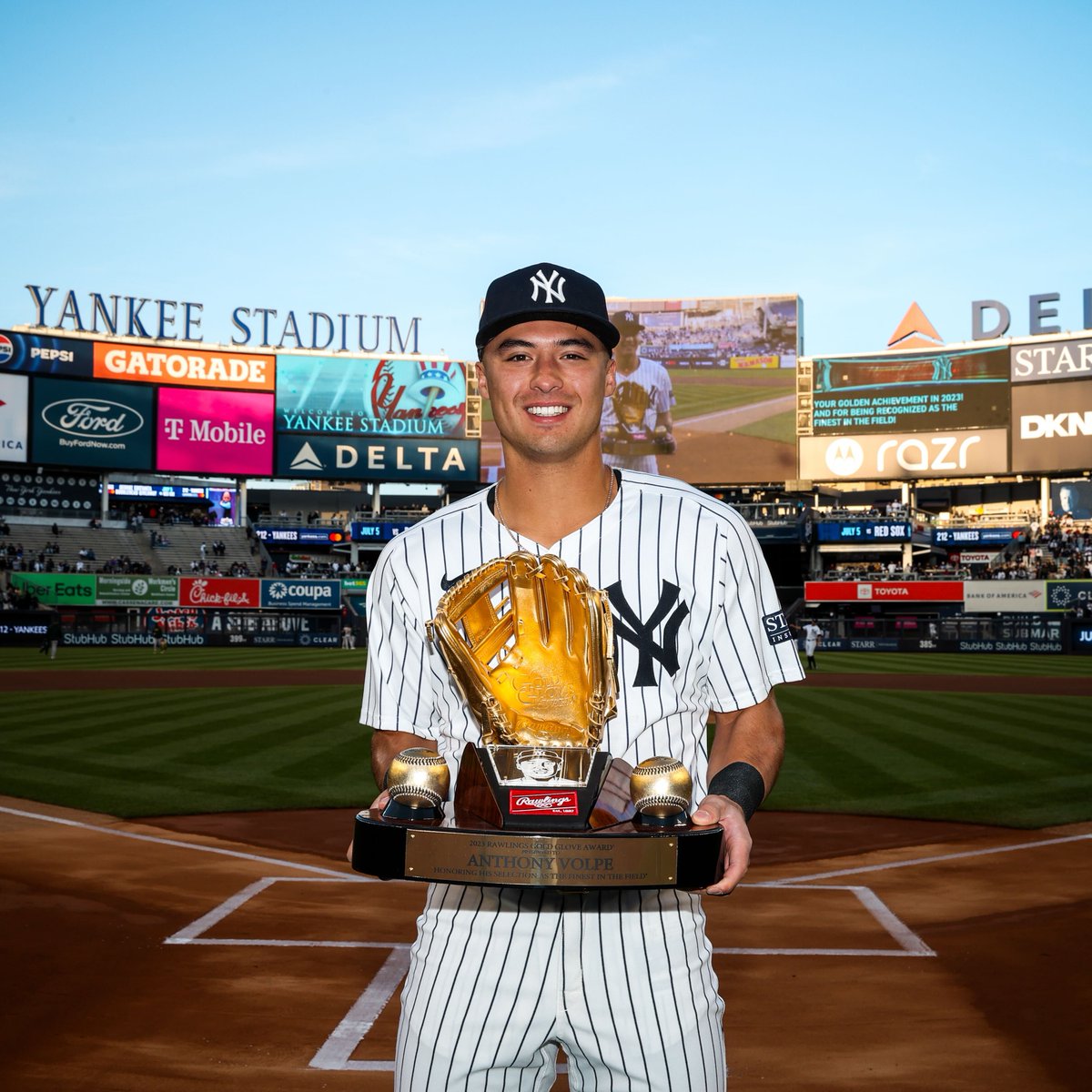 The Gold Standard 🌟 Tonight, Anthony Volpe received his 2023 AL @RawlingsSports Gold Glove Award! Congratulations @Volpe_Anthony 👏 #TeamRawlings | #RawlingsGoldGloveAward