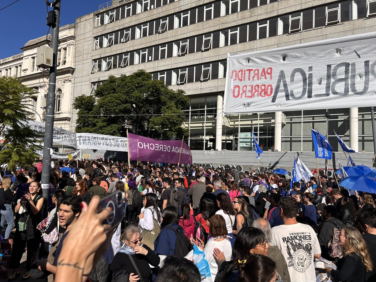 Una marcha de millones. no se puede construir una sociedad más justa, libre e igualitaria si no es con educación publicación de calidad.

Defiendo a la UBA con el orgullo que es. Para mi fue un privilegio estudiar en una de las mejores Universidades del mundo.

#EducacionPublica