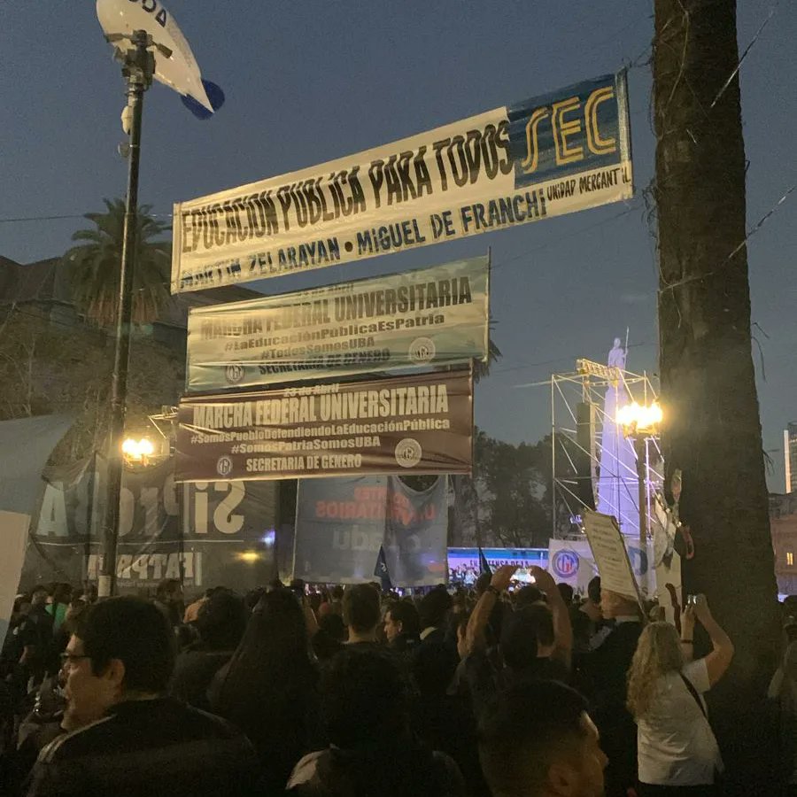 Marchamos por la #educacionpublica #universidadpublicaygratuita . Por nuestro hijos. #lapatrianosevende🇦🇷✌️