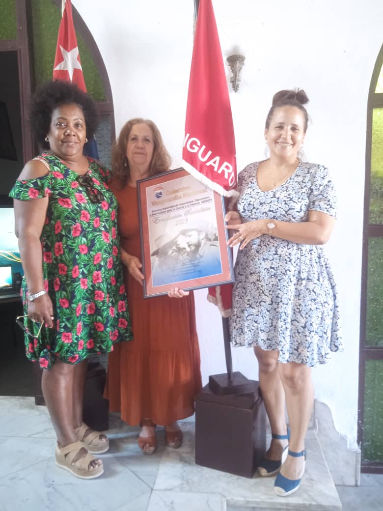 Recibe @EMIDICT_CUBA la Condición d Colectivo Vanguardia Nacional d @CubaSNTECD, un colectivo comprometido con operaciones d comercio exterior para la ciencia y el Medio ambiente. Muchas felicidades a sus trabajadores por este reconocimiento recibido en múltiples ocasiones.