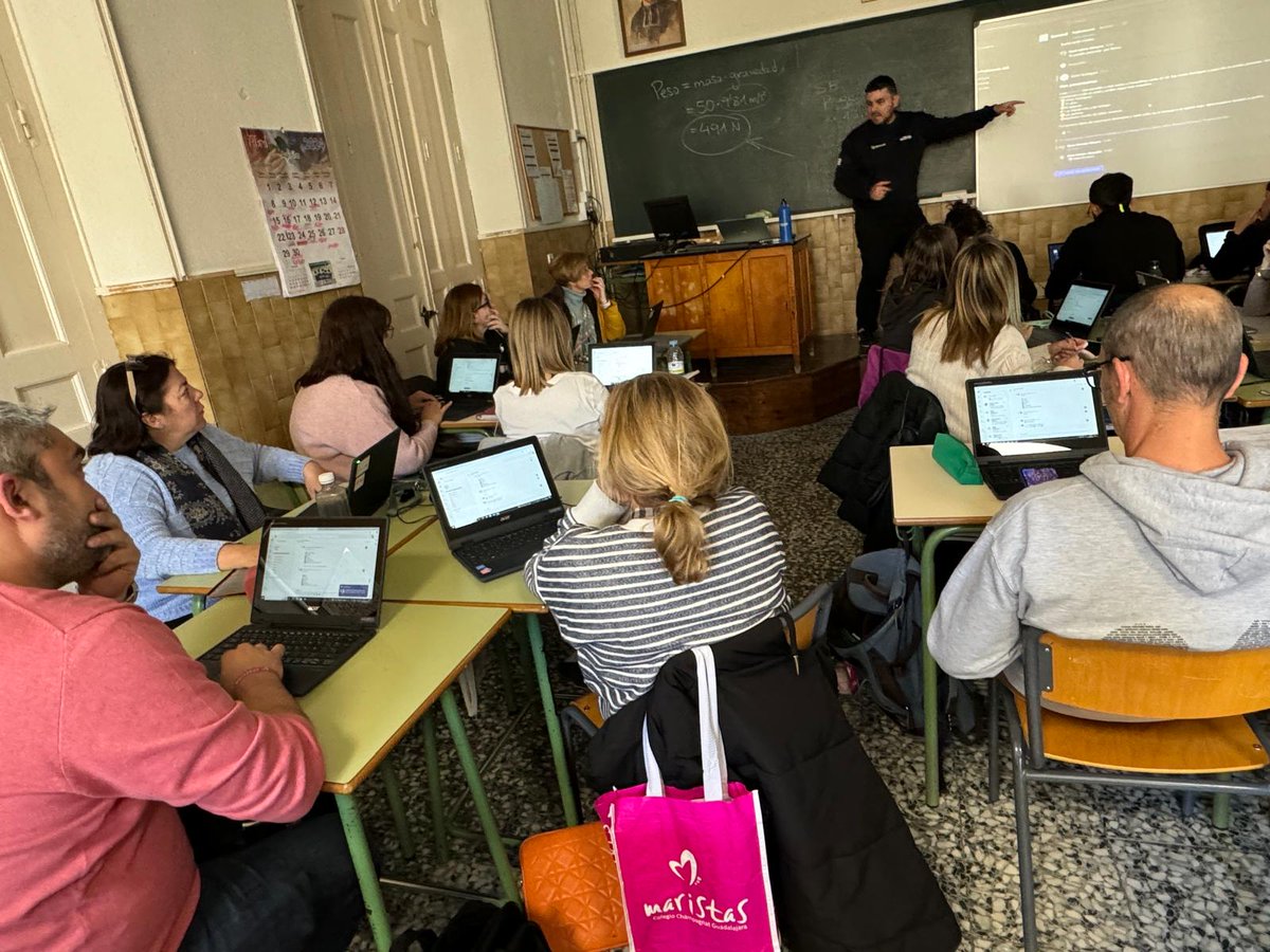 maristasguada's tweet photo. Esta tarde los profesores nos hemos seguido formando en nuestro EVA #PlanDigital conociendo las mejoras introducidas en TEAMS con @VRS_Trainer @MicrosoftEduEsp @educajccm https://t.co/N6rhDRF7Os