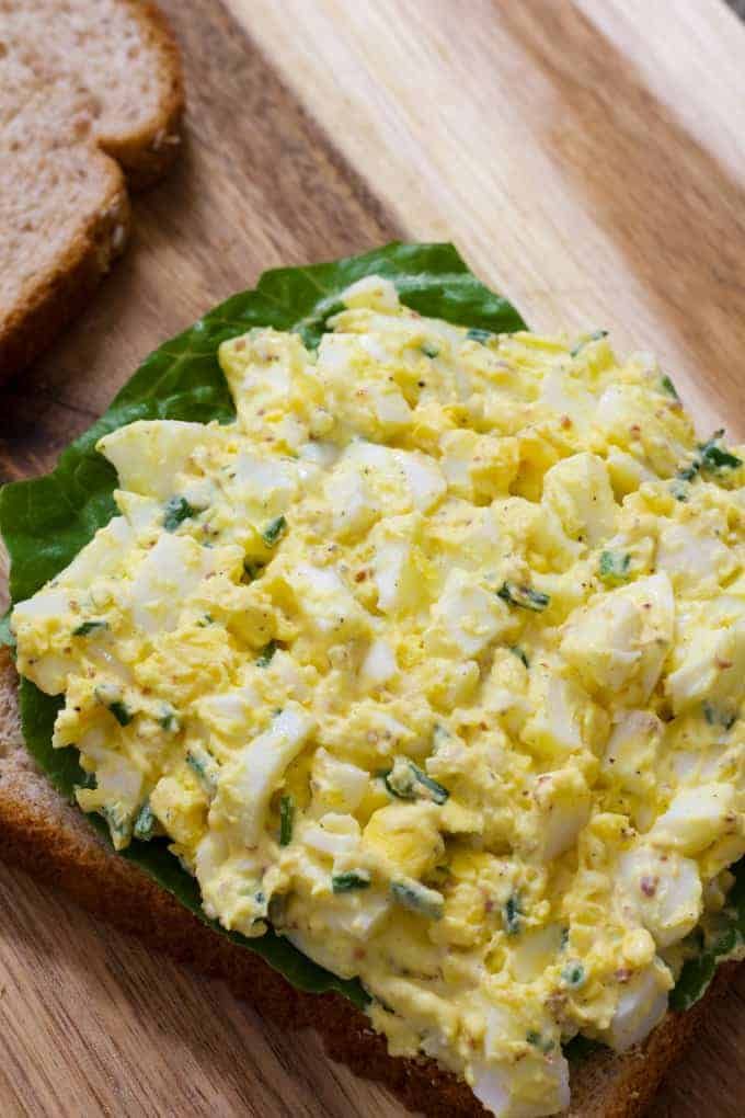 Six ingredient Classic Egg Salad is a delightfully easy recipe to get some protein without a ton of calories - try ours and let us know what you think! ⇣ mindyscookingobsession.com/classic-egg-sa… #lowcal #healthyeating #eggs #recipes #mealprep #cooking #easymeals