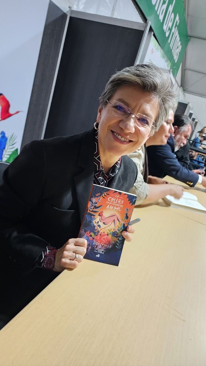 tanuki_libros's tweet photo. ¡Hay cosas que nunca podremos explicar, lo que sabemos es que el lenguaje de @hongopolis llegó a hogares inimaginables, mis hermanos! Sintiendo la cólera en los tiempos del amor… #leoindependiente #ilustresilustrados 
#lacóleraenlostiemposdelamor https://t.co/gf19My7jng