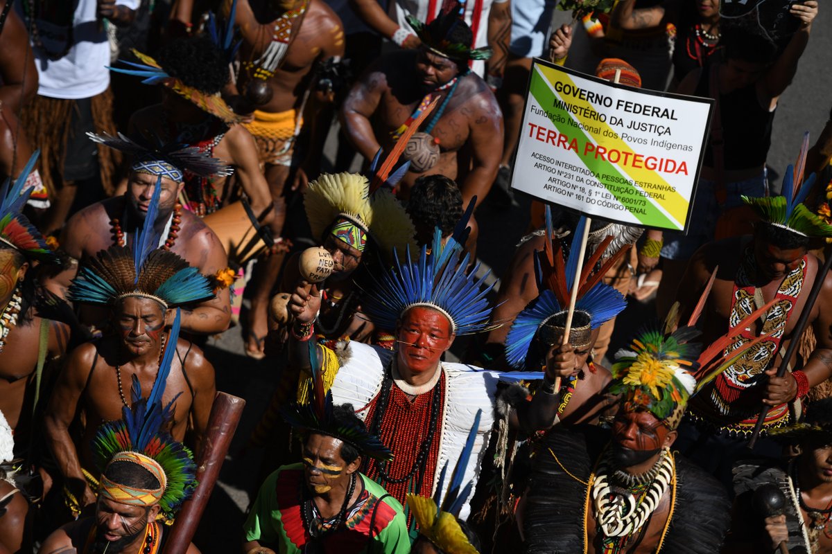 ✊🏾 Milhares de indígenas ocupam Brasília (DF) no 2º dia do #ATL2024 e mandam recado: #MarcoTemporalNão!

Eles saíram em marcha do Acampamento Terra Livre até o Congresso, onde sessão solene condenou ameaça aos direitos dos povos originários. Saiba mais. 🧶

📸 Lucas Landau/ISA