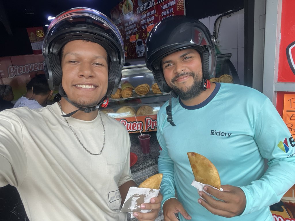 Venequisimo's tweet photo. Ayer iba en un Ridery cuando de repente una moto se nos atravesó y casi nos choca. 

Así que cuando me dejó en mi destino decidí brindarle una empanada para pasar el susto, y confieso que fue la mejor decisión de mi vida porque me contó todo el chisme de como su mujer lo dejó por un tipo que tenía ganado y fincas 😭😭

Me llevó, nos reímos y me contó un chisme buenísimo, excelente servicio ⭐️⭐️⭐️⭐️⭐️