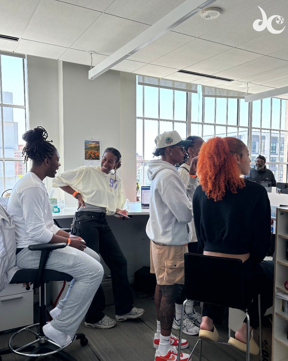 Mystics sighting at Tiny Desk @NPRmusic. 🤩 We had a blast meeting all the D.C. fam, Mystics fans and watching the amazing performance. Stay tuned to the performance and more footage from us, when it airs. 🤭