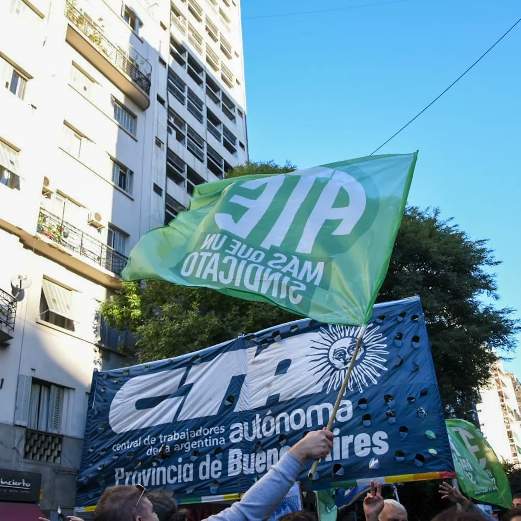 ATEBuenosAires's tweet photo. MARCHAMOS EN DEFENSA DE LA UNIVERSIDAD PÚBLICA, GRATUITA, LIBRE Y DE CALIDAD https://t.co/2dZtsZ5j0a