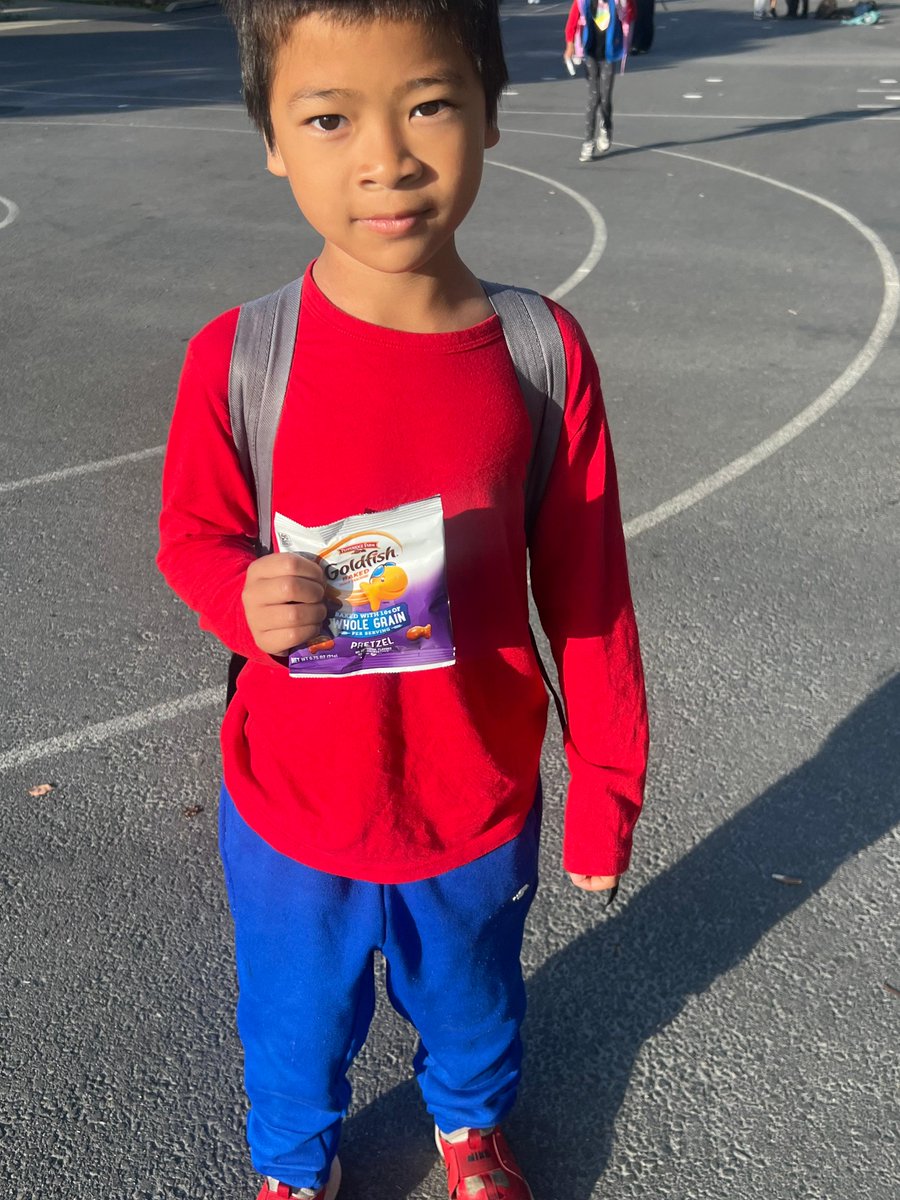 CLMariners's tweet photo. Mariner parents and staff are always looking out for their students! Last Friday, our PTSA celebrated the start of the weekend by handing out snacks for students. We appreciate everyone on the Claudia Landeen team who helps us start each day on a positive note! #SnacksForStudents https://t.co/7k6ipKp01i