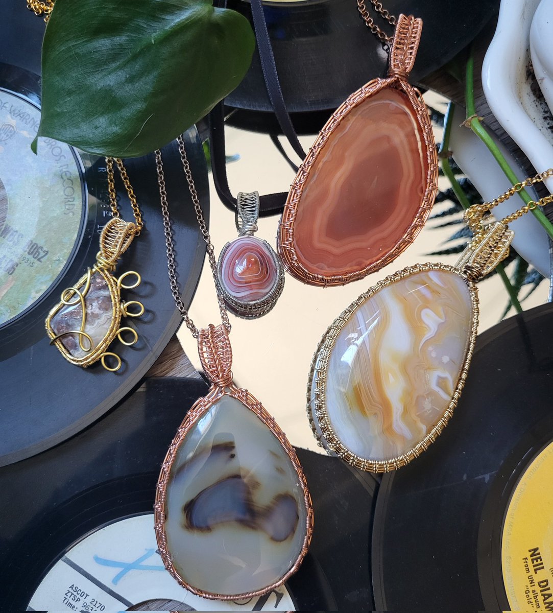 So many different agate pendants🤎