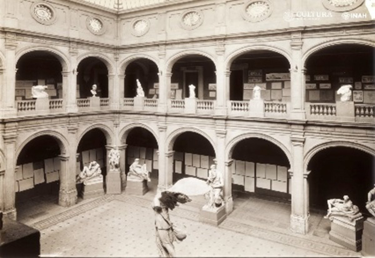 #ImagenDeLaNoche 

La Academia de San Carlos tiene sus orígenes en la Nueva España, dedicada a la enseñanza de la arquitectura, pintura, grabado y escultura. Posteriormente adquirió el nombre de Escuela Nacional de Bellas Artes

📷 Academia de San Carlos, 1925, @mediateca_inah