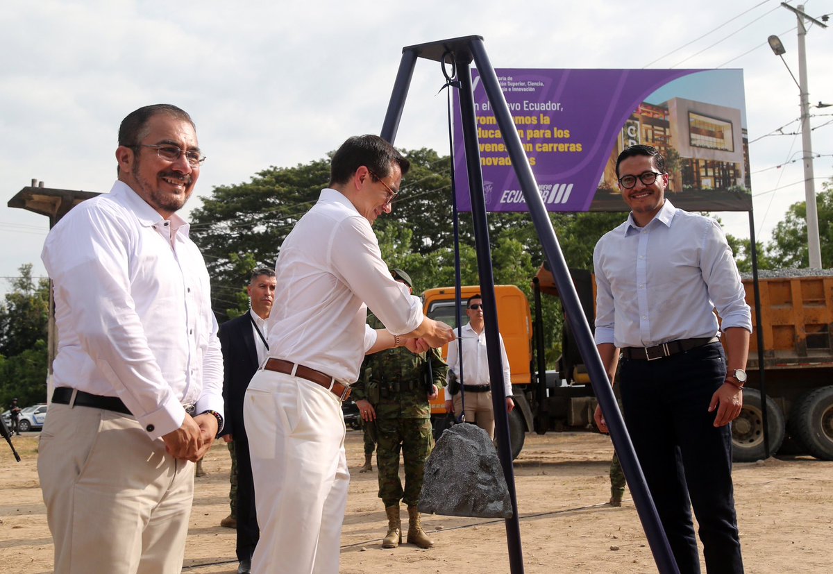 Presidencia_Ec's tweet photo. En El Oro, el presidente @DanielNoboaOK oficializó la ampliación de la infraestructura de la Universidad Técnica de Machala, @utmach1969, con la construcción del edificio Centro de Recursos para el Aprendizaje y la Investigación (CRAI), espacio destinado a que más de 12 mil estudiantes mejoren sus condiciones de aprendizaje y de investigación.

#ElNuevoEcuador 🇪🇨📚