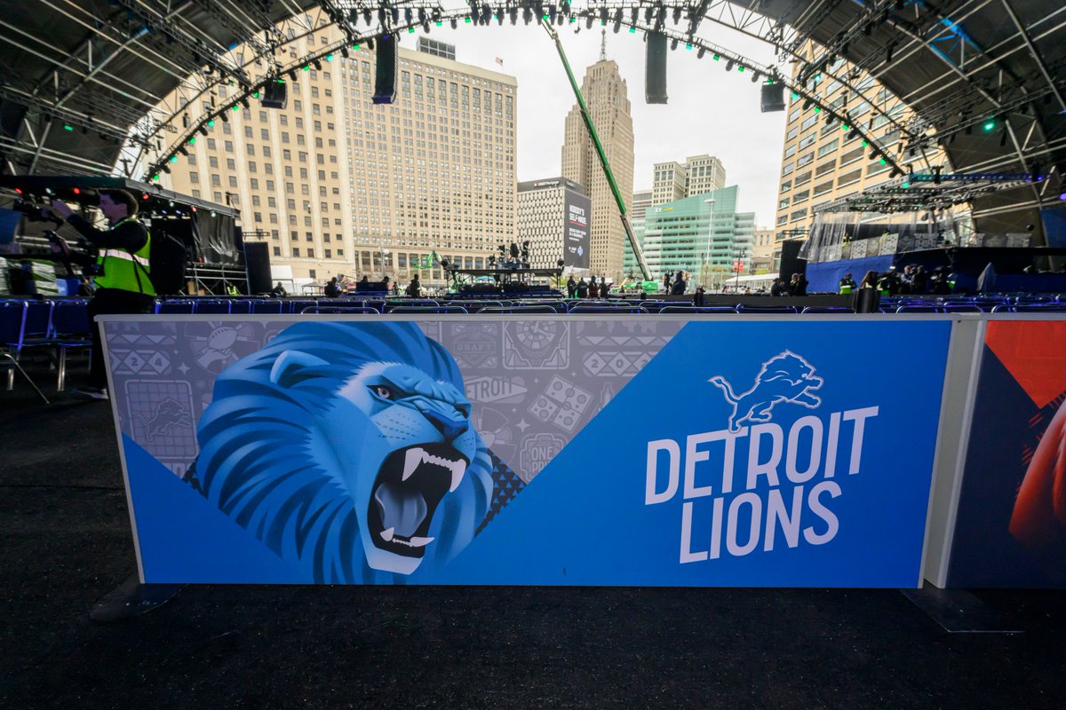 Inside look: Here’s a preview of the finishing touches being placed at the #NFLDraft Theatre in Campus Martius Tuesday. 📸: @DavidGuralnick | detne.ws/3UsZGMC