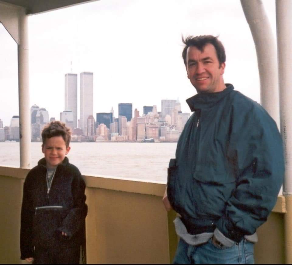 RobFoord1990's tweet photo. Came across this picture on my birthday today from 2000, my first trip to America.  4 years later this is why I supported @Giants (i also saw giants stadium from a taxi) and now going into my 20th season as a fan #UKBuffoonCrew  😳😳 @GiantInsider @BigBlueUKIRL https://t.co/AeNqb6icTx